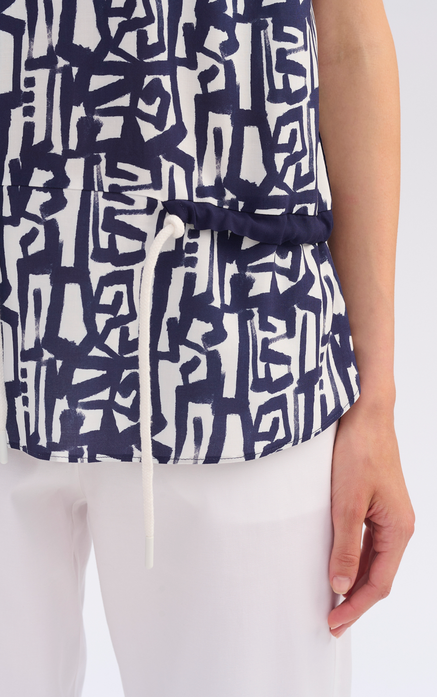 Casual-visiting FERIA blouse with a remarkable print