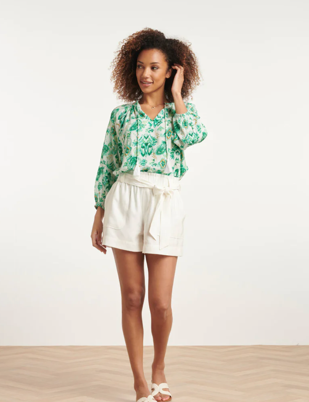 FRESH WHITE-GREEN ORNAMENT PRINT TOP