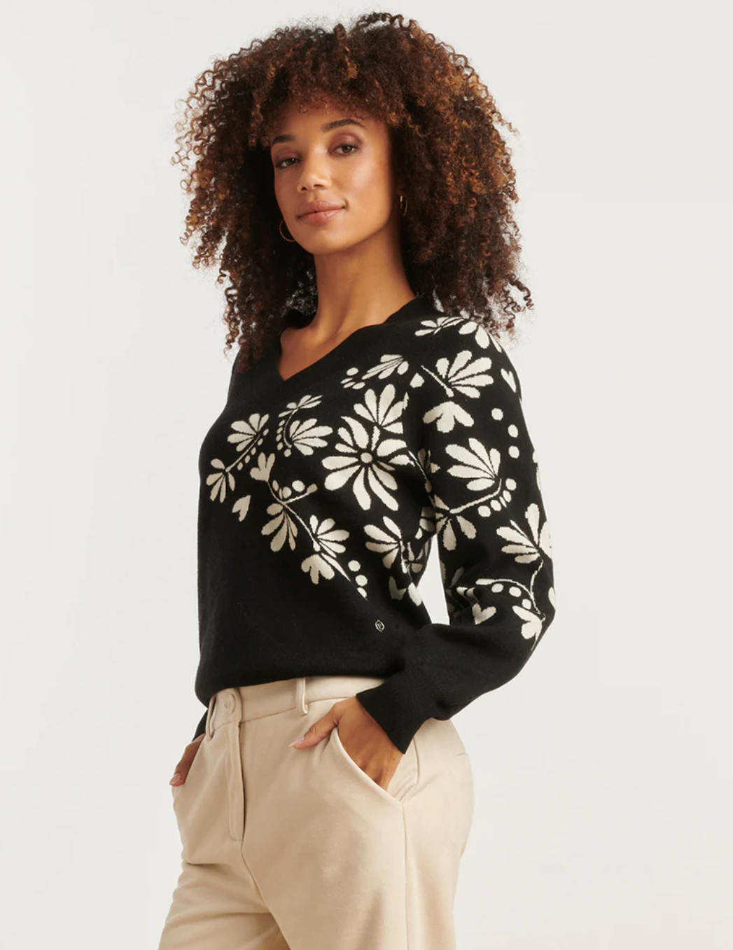25537 BLACK AND OFF-WHITE FLORAL PRINT V-NECK KNITTED TOP