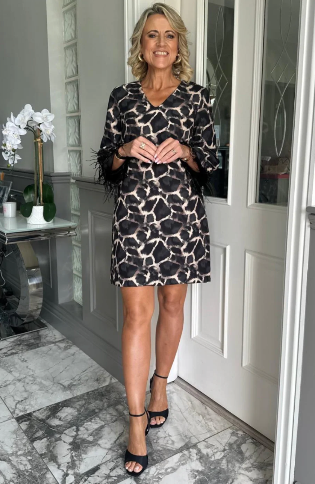 KATE & PIPPA TAYLOR MINI SHIFT DRESS IN BLACK PRINT